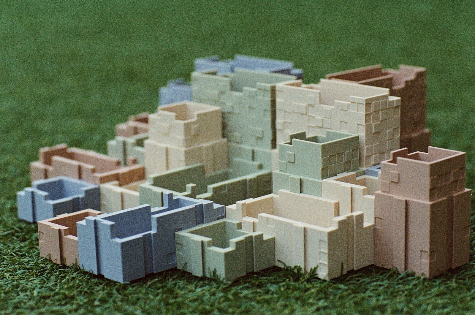 Organiser modules, mixed palette on grass