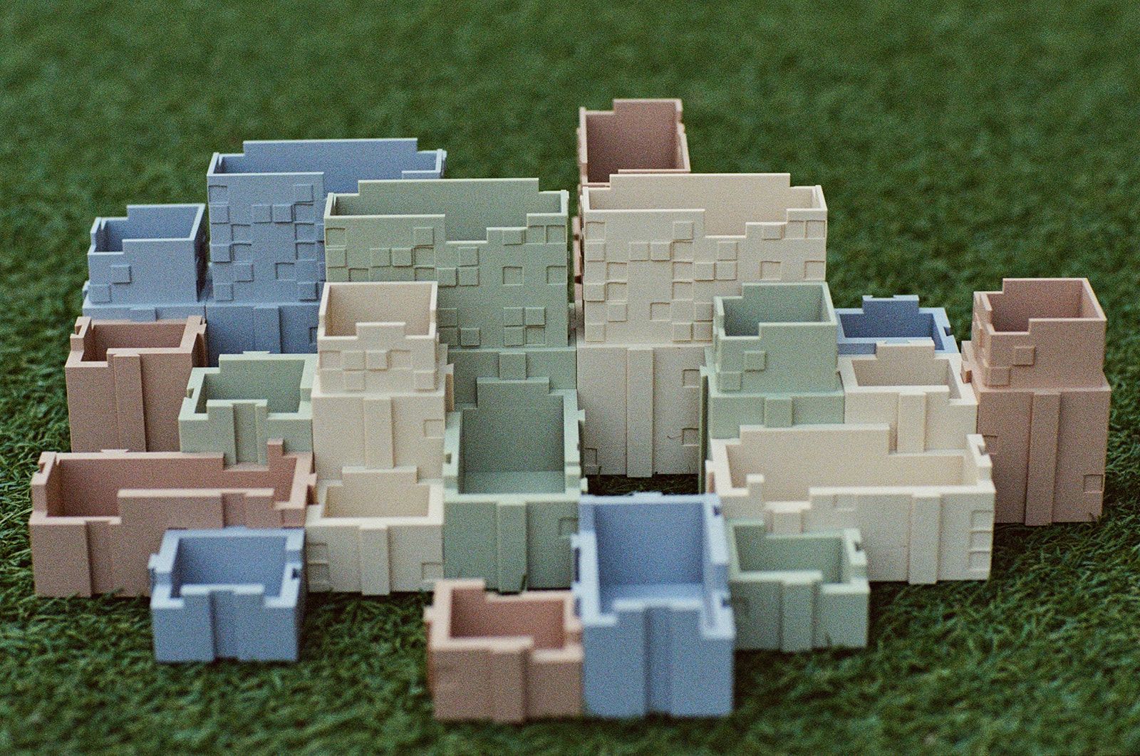 Organiser system on grass, wide